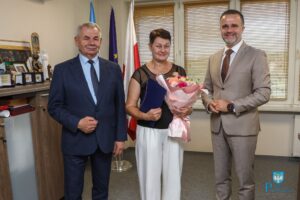 Wieloletnia pracownica Starostwa Powiatowego w Przeworsku przeszła na emeryturę. Złożyła życzenia władzom powiatu