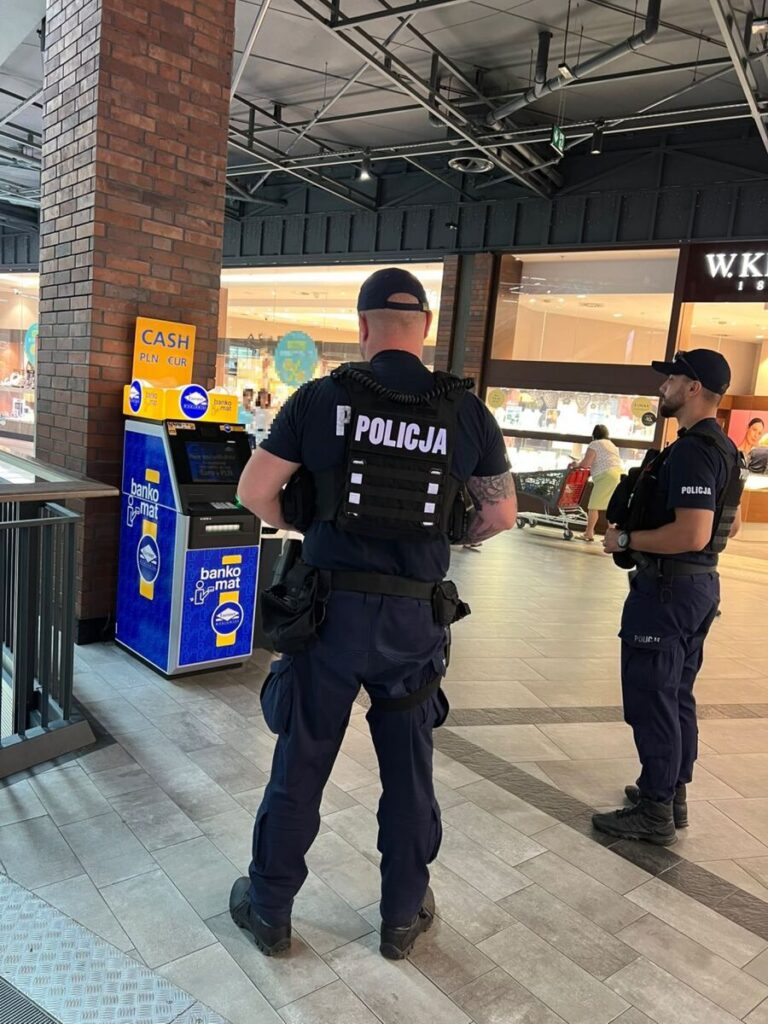 Nie Zabrała Pieniędzy Z Bankomatu. Policjanci Odnaleźli Właścicielkę 1 Nie Zabrała Pieniędzy Z Bankomatu. Policjanci Odnaleźli Właścicielkę