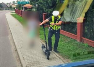 9-latek kierował hulajnogą elektryczną. Niebezpieczną jazdę przerwali policjanci