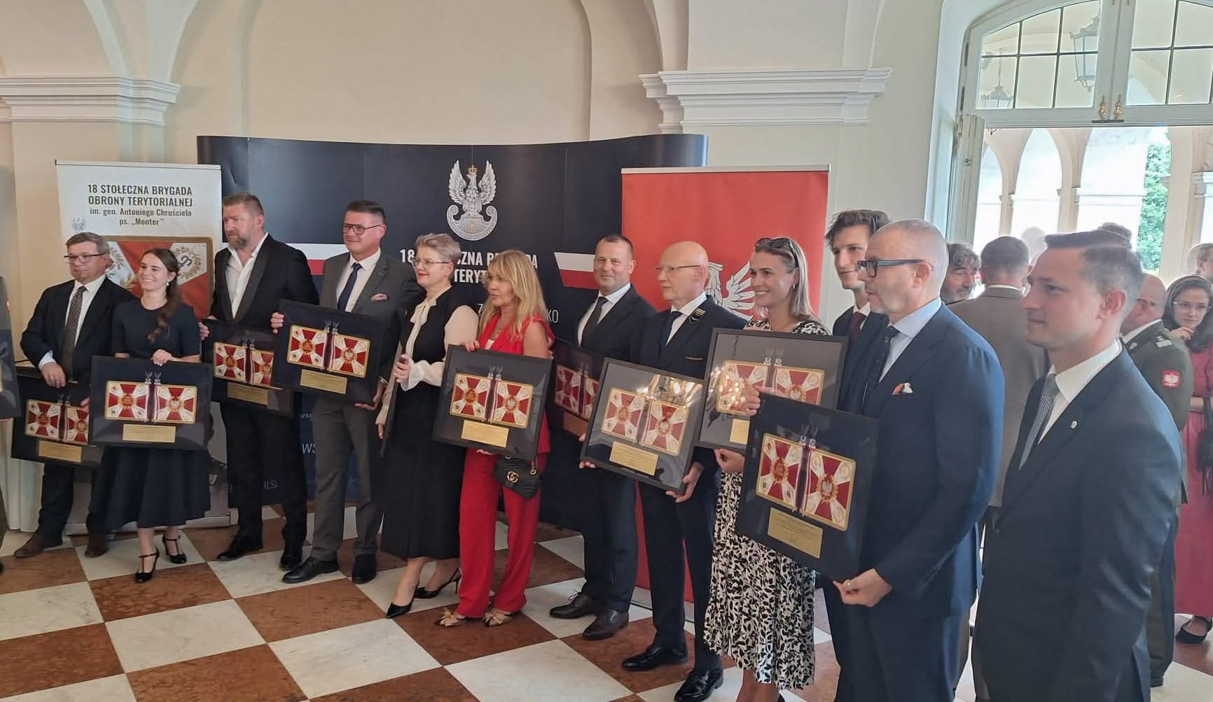 Lokalna Gazeta Internetowa 1 Wójt Ryszard Jędruch I Delegacja Z Tryńczy Na Wręczeniu Sztandaru 18 Stołecznej Bot