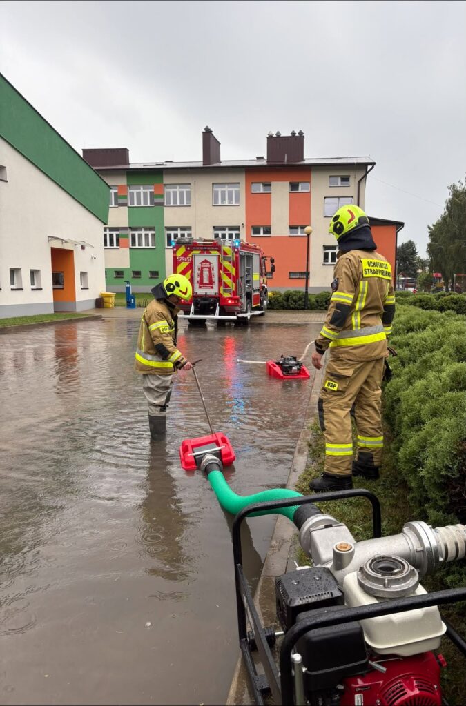 Woda Opadowa Wdarła Się Do Hali Sportowej I Skupu Zboża 1 Woda Opadowa Wdarła Się Do Hali Sportowej I Skupu Zboża
