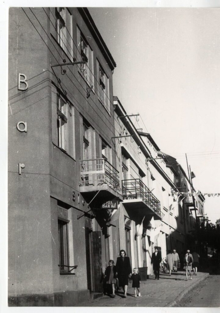 Bar &Quot;Sielanka&Quot; W Przeworsku. Zobacz, Jak Wyglądała Kultowa &Quot;Jedynka&Quot; W Kamienicy Przy Rynku 26 1 Kamienice W Płn. Części Rynku Ok. 1960 R., Fot. Michał Kopeć.