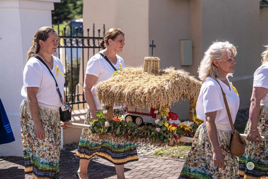 Korowód, 11 Wieńców I Wspólne Świętowanie Plonów W Zagórzu 2 Korowód, 11 Wieńców I Wspólne Świętowanie Plonów W Zagórzu