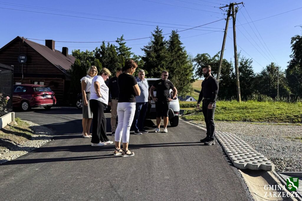Nowy Asfalt I Zjazdy Na Przysiółku &Quot;Góra&Quot;. Zakończył Się Remont Drogi W Żurawiczkach 1 Nowy Asfalt I Zjazdy Na Przysiółku &Quot;Góra&Quot;. Zakończył Się Remont Drogi W Żurawiczkach