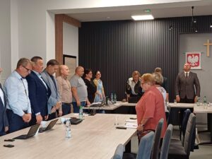 Radni uczcili pamięć ofiar wypadku na Węgrzech i debatowali nad planem ogólnym We wtorek, 18 sierpnia 2026 roku, w sali narad Urzędu Gminy Przeworsk odbyła się XXI zwyczajna sesja Rady Gminy Przeworsk. Obrady rozpoczęły się od symbolicznego i przejmującego gestu – radni oraz uczestnicy spotkania uczcili minutą ciszy pamięć ofiar tragicznego wypadku polskiego autokaru z pielgrzymami na Węgrzech, wyrażając solidarność i współczucie dla rodzin zmarłych i poszkodowanych. W części roboczej samorządowcy skupili się na kluczowych sprawach gospodarczych, w tym na procedowaniu uchwały dotyczącej planu ogólnego gminy. Spotkanie było okazją do podsumowania działań samorządu w okresie wakacyjnym oraz wyznaczenia kierunków prac przestrzennych i inwestycyjnych na kolejne miesiące. Główne tematy i decyzje podczas obrad w Przeworsku Po uroczystym rozpoczęciu i oddaniu hołdu ofiarom katastrofy na Węgrzech, radni przystąpili do realizacji przyjętego porządku obrad. Istotnym punktem posiedzenia była kwestia ładu przestrzennego gminy oraz sprawozdawczość z bieżącej działalności wykonawczej. Porządek XXI sesji Rady Gminy Przeworsk objął: przyjęcie protokołu z poprzednich obrad samorządu, wysłuchanie sprawozdania Wójta Gminy z działalności i decyzji podejmowanych w okresie międzysesyjnym, procedowanie i dyskusję nad projektem uchwały w sprawie uchwalenia planu ogólnego Gminy Przeworsk, zapoznanie się z najnowszymi zarządzeniami wydanymi przez Wójta Gminy, omówienie bieżących spraw, zgłoszeń i problemów mieszkańców poszczególnych sołectw. "Sesję rozpoczęto minutą ciszy ku pamięci ofiar tragicznego wypadku polskiego autokaru na Węgrzech. Był to wyraz szacunku i solidarności z rodzinami oraz bliskimi osób, które zginęły w tej tragedii" – przekazano w podsumowaniu obrad Urzędu Gminy Przeworsk. Władze gminy skierowały podziękowania do wszystkich radnych za obecność, merytoryczną dyskusję oraz zaangażowanie w podejmowanie decyzji wpływających na rozwój lokalnej społeczności. Radni uczcili pamięć ofiar wypadku na Węgrzech i debatowali nad planem ogólnym We wtorek, 18 sierpnia 2026 roku, w sali narad Urzędu Gminy Przeworsk odbyła się XXI zwyczajna sesja Rady Gminy Przeworsk. Obrady rozpoczęły się od symbolicznego i przejmującego gestu – radni oraz uczestnicy spotkania uczcili minutą ciszy pamięć ofiar tragicznego wypadku polskiego autokaru z pielgrzymami na Węgrzech, wyrażając solidarność i współczucie dla rodzin zmarłych i poszkodowanych. W części roboczej samorządowcy skupili się na kluczowych sprawach gospodarczych, w tym na procedowaniu uchwały dotyczącej planu ogólnego gminy. Spotkanie było okazją do podsumowania działań samorządu w okresie wakacyjnym oraz wyznaczenia kierunków prac przestrzennych i inwestycyjnych na kolejne miesiące. Główne tematy i decyzje podczas obrad w Przeworsku Po uroczystym rozpoczęciu i oddaniu hołdu ofiarom katastrofy na Węgrzech, radni przystąpili do realizacji przyjętego porządku obrad. Istotnym punktem posiedzenia była kwestia ładu przestrzennego gminy oraz sprawozdawczość z bieżącej działalności wykonawczej. Porządek XXI sesji Rady Gminy Przeworsk objął: przyjęcie protokołu z poprzednich obrad samorządu, wysłuchanie sprawozdania Wójta Gminy z działalności i decyzji podejmowanych w okresie międzysesyjnym, procedowanie i dyskusję nad projektem uchwały w sprawie uchwalenia planu ogólnego Gminy Przeworsk, zapoznanie się z najnowszymi zarządzeniami wydanymi przez Wójta Gminy, omówienie bieżących spraw, zgłoszeń i problemów mieszkańców poszczególnych sołectw. "Sesję rozpoczęto minutą ciszy ku pamięci ofiar tragicznego wypadku polskiego autokaru na Węgrzech. Był to wyraz szacunku i solidarności z rodzinami oraz bliskimi osób, które zginęły w tej tragedii" – przekazano w podsumowaniu obrad Urzędu Gminy Przeworsk. Władze gminy skierowały podziękowania do wszystkich radnych za obecność, merytoryczną dyskusję oraz zaangażowanie w podejmowanie decyzji wpływających na rozwój lokalnej społeczności. Źródło informacji: Gmina Przeworsk / Urząd Gminy Przeworsk