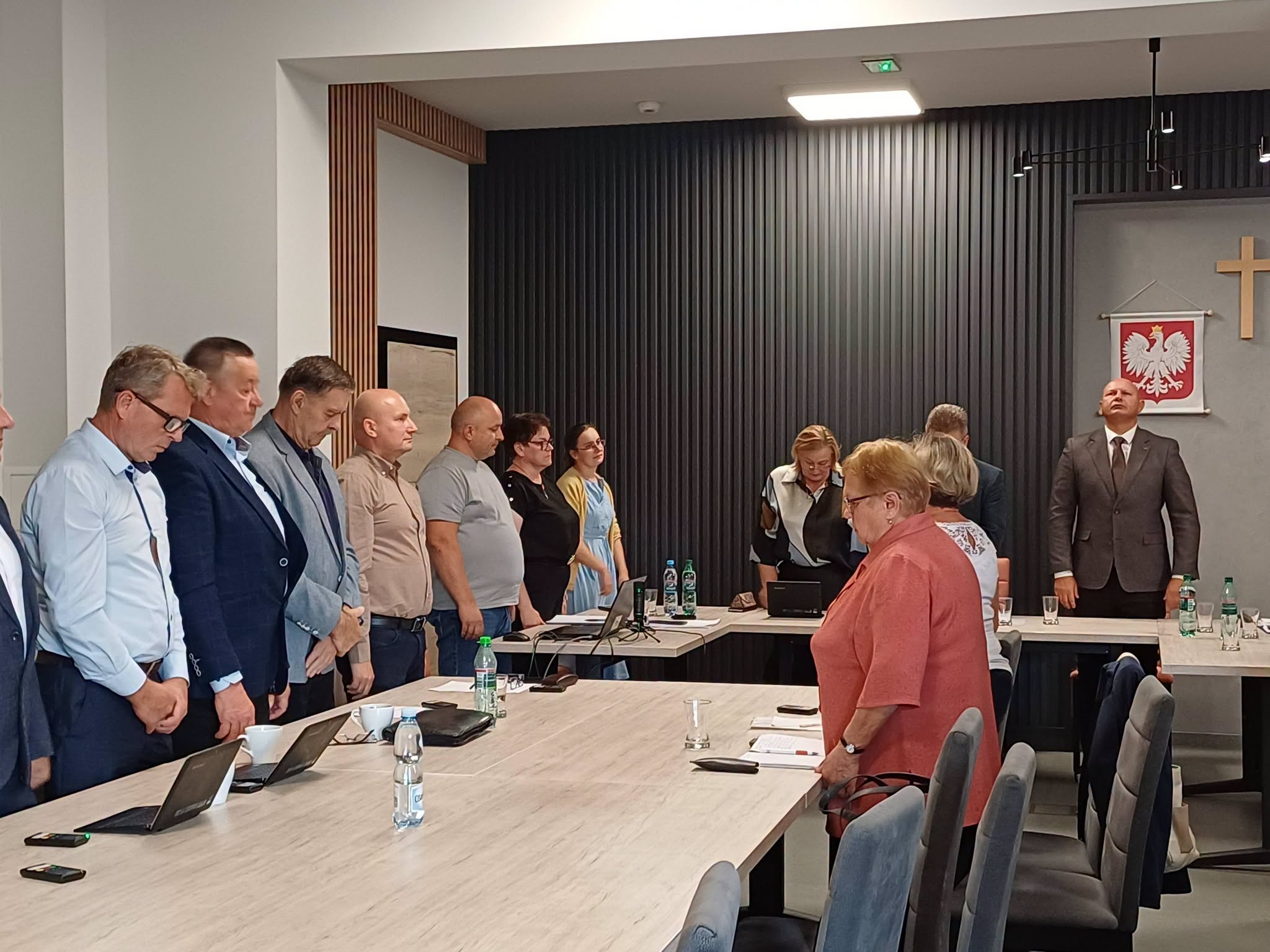 Lokalna Gazeta Internetowa 7 Radni Uczcili Pamięć Ofiar Wypadku Na Węgrzech I Debatowali Nad Planem Ogólnym We Wtorek, 18 Sierpnia 2026 Roku, W Sali Narad Urzędu Gminy Przeworsk Odbyła Się Xxi Zwyczajna Sesja Rady Gminy Przeworsk. Obrady Rozpoczęły Się Od Symbolicznego I Przejmującego Gestu – Radni Oraz Uczestnicy Spotkania Uczcili Minutą Ciszy Pamięć Ofiar Tragicznego Wypadku Polskiego Autokaru Z Pielgrzymami Na Węgrzech, Wyrażając Solidarność I Współczucie Dla Rodzin Zmarłych I Poszkodowanych. W Części Roboczej Samorządowcy Skupili Się Na Kluczowych Sprawach Gospodarczych, W Tym Na Procedowaniu Uchwały Dotyczącej Planu Ogólnego Gminy. Spotkanie Było Okazją Do Podsumowania Działań Samorządu W Okresie Wakacyjnym Oraz Wyznaczenia Kierunków Prac Przestrzennych I Inwestycyjnych Na Kolejne Miesiące. Główne Tematy I Decyzje Podczas Obrad W Przeworsku Po Uroczystym Rozpoczęciu I Oddaniu Hołdu Ofiarom Katastrofy Na Węgrzech, Radni Przystąpili Do Realizacji Przyjętego Porządku Obrad. Istotnym Punktem Posiedzenia Była Kwestia Ładu Przestrzennego Gminy Oraz Sprawozdawczość Z Bieżącej Działalności Wykonawczej. Porządek Xxi Sesji Rady Gminy Przeworsk Objął: Przyjęcie Protokołu Z Poprzednich Obrad Samorządu, Wysłuchanie Sprawozdania Wójta Gminy Z Działalności I Decyzji Podejmowanych W Okresie Międzysesyjnym, Procedowanie I Dyskusję Nad Projektem Uchwały W Sprawie Uchwalenia Planu Ogólnego Gminy Przeworsk, Zapoznanie Się Z Najnowszymi Zarządzeniami Wydanymi Przez Wójta Gminy, Omówienie Bieżących Spraw, Zgłoszeń I Problemów Mieszkańców Poszczególnych Sołectw. &Quot;Sesję Rozpoczęto Minutą Ciszy Ku Pamięci Ofiar Tragicznego Wypadku Polskiego Autokaru Na Węgrzech. Był To Wyraz Szacunku I Solidarności Z Rodzinami Oraz Bliskimi Osób, Które Zginęły W Tej Tragedii&Quot; – Przekazano W Podsumowaniu Obrad Urzędu Gminy Przeworsk. Władze Gminy Skierowały Podziękowania Do Wszystkich Radnych Za Obecność, Merytoryczną Dyskusję Oraz Zaangażowanie W Podejmowanie Decyzji Wpływających Na Rozwój Lokalnej Społeczności. Radni Uczcili Pamięć Ofiar Wypadku Na Węgrzech I Debatowali Nad Planem Ogólnym We Wtorek, 18 Sierpnia 2026 Roku, W Sali Narad Urzędu Gminy Przeworsk Odbyła Się Xxi Zwyczajna Sesja Rady Gminy Przeworsk. Obrady Rozpoczęły Się Od Symbolicznego I Przejmującego Gestu – Radni Oraz Uczestnicy Spotkania Uczcili Minutą Ciszy Pamięć Ofiar Tragicznego Wypadku Polskiego Autokaru Z Pielgrzymami Na Węgrzech, Wyrażając Solidarność I Współczucie Dla Rodzin Zmarłych I Poszkodowanych. W Części Roboczej Samorządowcy Skupili Się Na Kluczowych Sprawach Gospodarczych, W Tym Na Procedowaniu Uchwały Dotyczącej Planu Ogólnego Gminy. Spotkanie Było Okazją Do Podsumowania Działań Samorządu W Okresie Wakacyjnym Oraz Wyznaczenia Kierunków Prac Przestrzennych I Inwestycyjnych Na Kolejne Miesiące. Główne Tematy I Decyzje Podczas Obrad W Przeworsku Po Uroczystym Rozpoczęciu I Oddaniu Hołdu Ofiarom Katastrofy Na Węgrzech, Radni Przystąpili Do Realizacji Przyjętego Porządku Obrad. Istotnym Punktem Posiedzenia Była Kwestia Ładu Przestrzennego Gminy Oraz Sprawozdawczość Z Bieżącej Działalności Wykonawczej. Porządek Xxi Sesji Rady Gminy Przeworsk Objął: Przyjęcie Protokołu Z Poprzednich Obrad Samorządu, Wysłuchanie Sprawozdania Wójta Gminy Z Działalności I Decyzji Podejmowanych W Okresie Międzysesyjnym, Procedowanie I Dyskusję Nad Projektem Uchwały W Sprawie Uchwalenia Planu Ogólnego Gminy Przeworsk, Zapoznanie Się Z Najnowszymi Zarządzeniami Wydanymi Przez Wójta Gminy, Omówienie Bieżących Spraw, Zgłoszeń I Problemów Mieszkańców Poszczególnych Sołectw. &Quot;Sesję Rozpoczęto Minutą Ciszy Ku Pamięci Ofiar Tragicznego Wypadku Polskiego Autokaru Na Węgrzech. Był To Wyraz Szacunku I Solidarności Z Rodzinami Oraz Bliskimi Osób, Które Zginęły W Tej Tragedii&Quot; – Przekazano W Podsumowaniu Obrad Urzędu Gminy Przeworsk. Władze Gminy Skierowały Podziękowania Do Wszystkich Radnych Za Obecność, Merytoryczną Dyskusję Oraz Zaangażowanie W Podejmowanie Decyzji Wpływających Na Rozwój Lokalnej Społeczności. Źródło Informacji: Gmina Przeworsk / Urząd Gminy Przeworsk