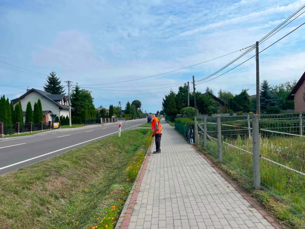 Czyste Chodniki, Skoszona Trawa I Nowe Siatki Na Orliku. Cis Tryńcza Dba O Gminę 1 Czyste Chodniki, Skoszona Trawa I Nowe Siatki Na Orliku. Cis Tryńcza Dba O Gminę