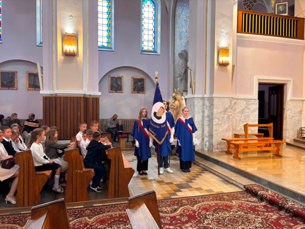 &Quot;Każdy Jest Geniuszem&Quot;. Pierwszoklasiści Ze Świętoniowej Włączeni Do Szkolnej Społeczności 1 Rozpoczęcie Roku Szkolnego W Szkole W Świętoniowej