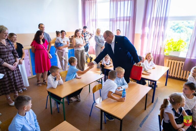 Burmistrz Jawornika Polskiego rozdaje prezenty pierwszoklasistom
