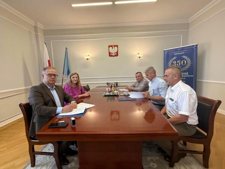 Podpisanie umowy na nowe drogi w gminie Sieniawa