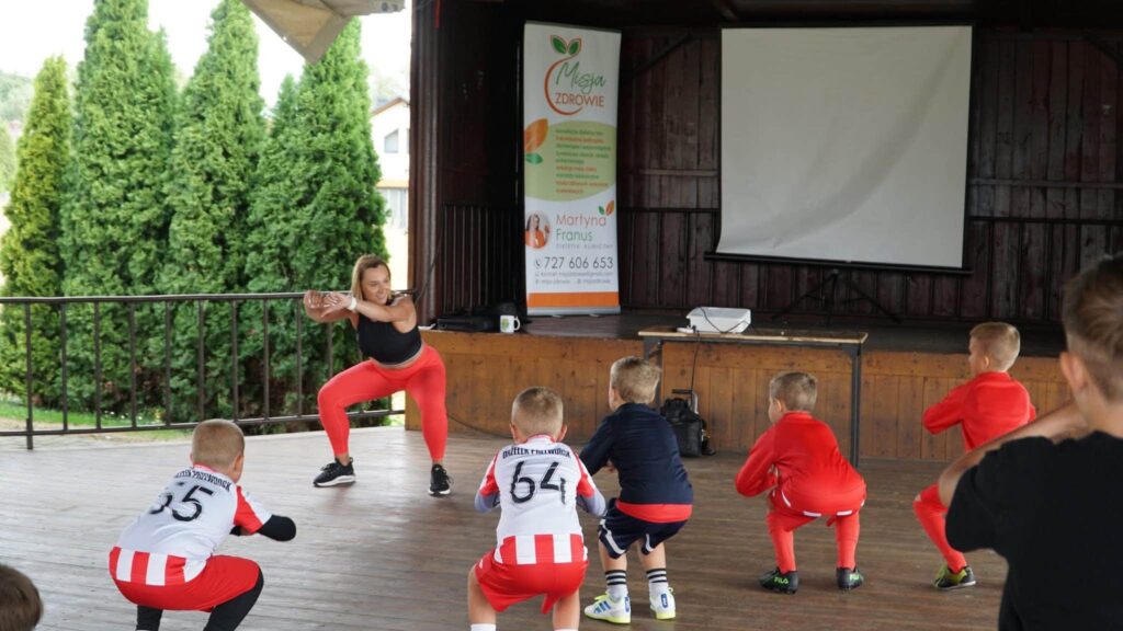Zamiast Siedzieć Przed Ekranem Wybrali Orlika. Zobacz, Jak Trenowały Dzieci Ze Studziana 1 Zajęcia Fitness W Studzianie
