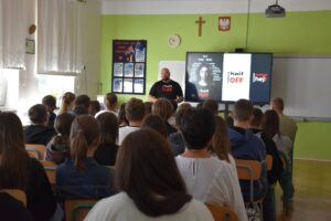 "Wyloguj przemoc – zaloguj pomoc". Prezes Fundacji Hejt OFF przeszkolił młodzież z gminy Kańczuga