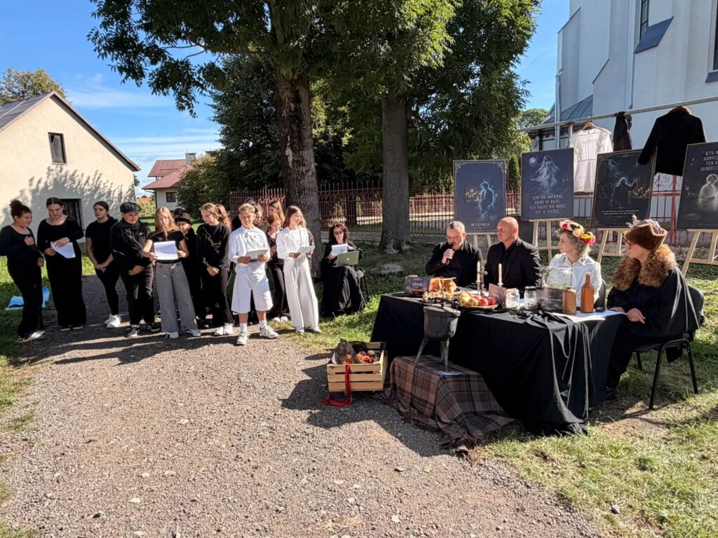 Jabłka, Miód I Odgłosy Burzy Przy Kościele. Tak W Urzejowicach Czytali Mickiewiczowskie &Quot;Dziady&Quot; 1 Uczniowie I Samorządowcy Wspólnie Przeczytali &Quot;Dziady&Quot; Cz. Ii