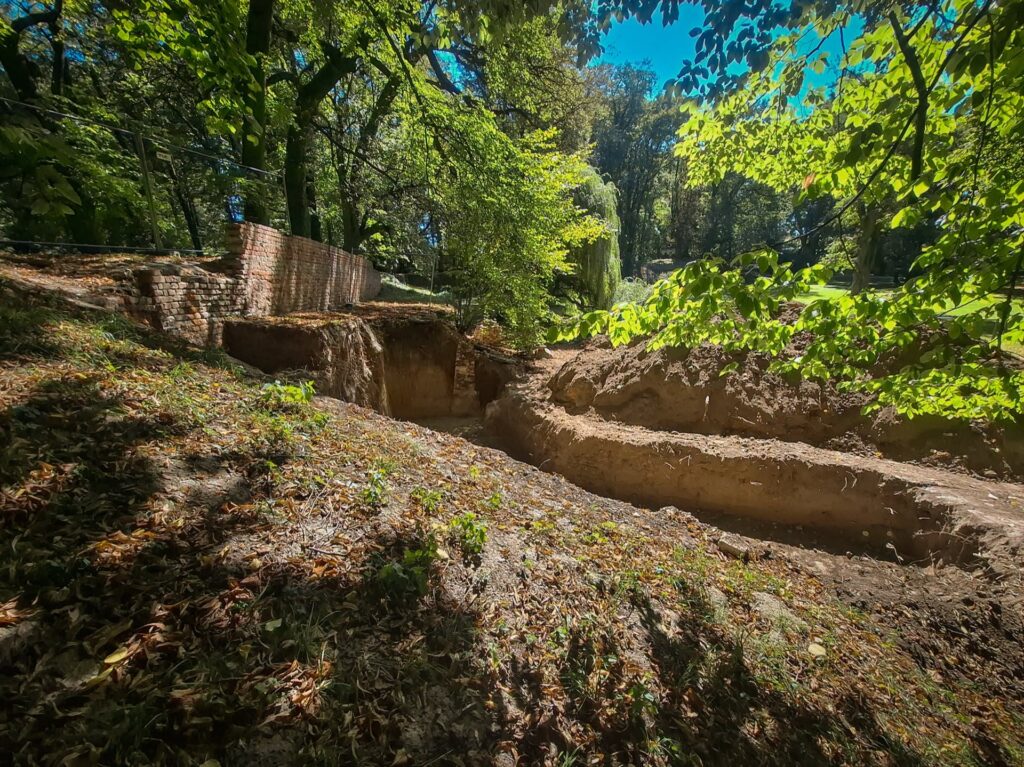 Zabytkowa Cegła Z Odzysku I Kuta Balustrada. Zobacz, Co Dzieje Się W Przeworskim Parku 1 Zabytkowa Cegła Z Odzysku I Kuta Balustrada. Zobacz, Co Dzieje Się W Przeworskim Parku