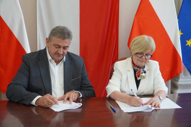 podpisanie dotacji na salę sensoryczną w kańczudze