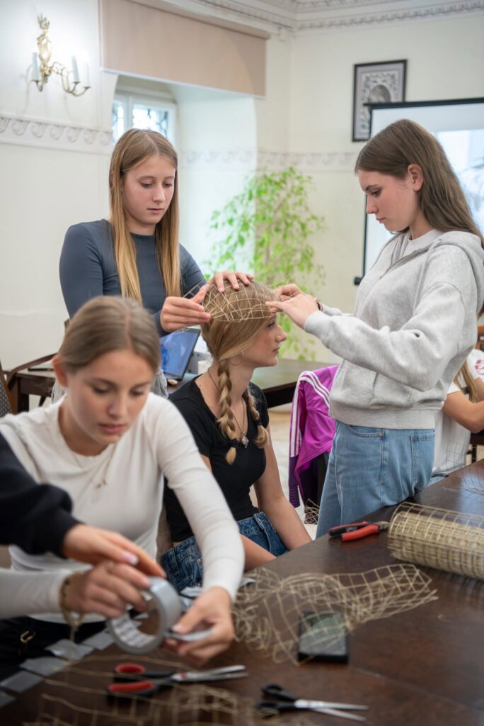 W Zabytkowym Pałacu W Zarzeczu Powstały Niezwykłe Kapelusze 1 W Zabytkowym Pałacu W Zarzeczu Powstały Niezwykłe Kapelusze