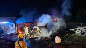Nocny pożar budynku gospodarczego w Siennowie