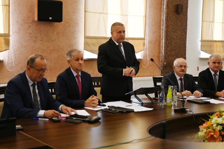 Pełna jednomyślność radnych w Tryńczy. Ważne zmiany w budżecie i przetarg na grunt