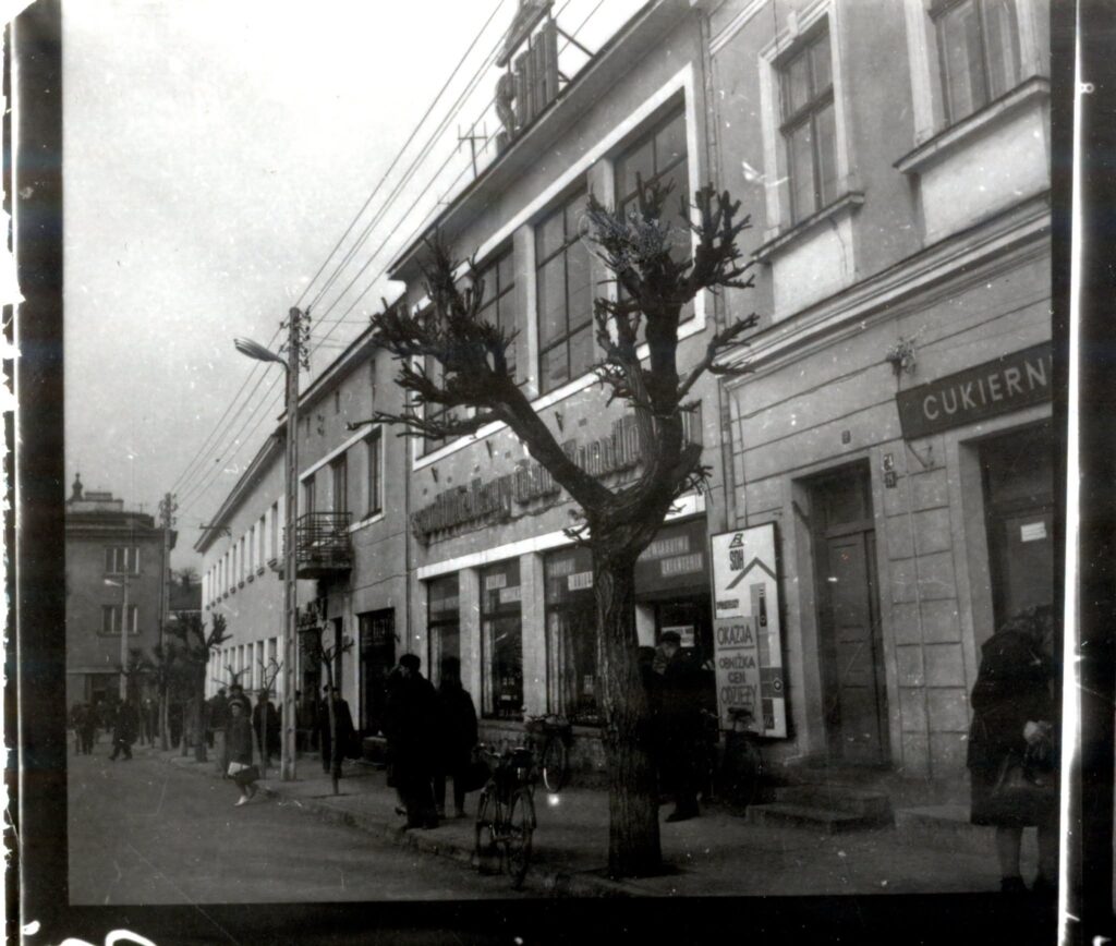 Wuzetka Z Rumcajsa, Lody Z Pingwina I Bilety U Słowika 1 Cukiernia &Quot;Przodownik&Quot; (?) W Północnej Pierzei Rynku, Lata 60. Xx W.