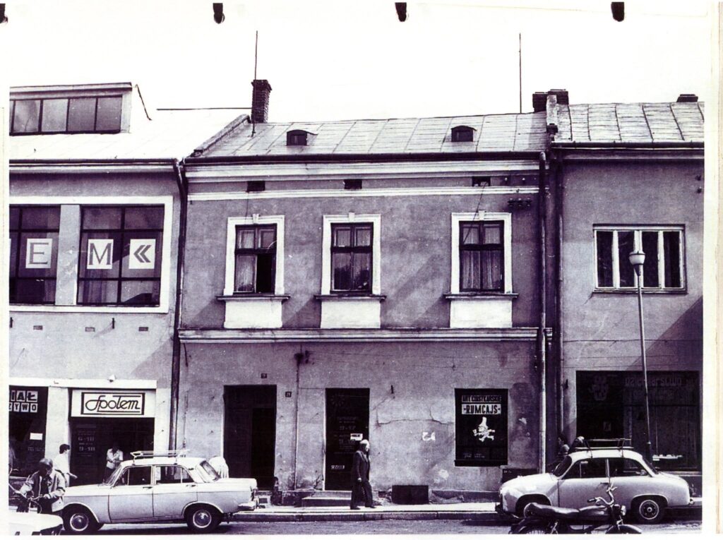 Wuzetka Z Rumcajsa, Lody Z Pingwina I Bilety U Słowika 2 Bar &Quot;Rumcajs&Quot; Fot. Kazimierz Kłoda, 1989 R., &Quot;Przeworsk, Woj. Przemyskie. Studium Historyczno-Urbanistyczne&Quot;, Mp-Op-337.