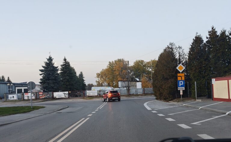 Zmiana pierwszeństwa przy restauracji "Zgoda" na Głębokiej. Nie jedźcie na pamięć