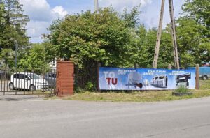 Baner przy drodze