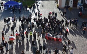 Policjanci zabezpieczali manifestację na jarosławskim rynku