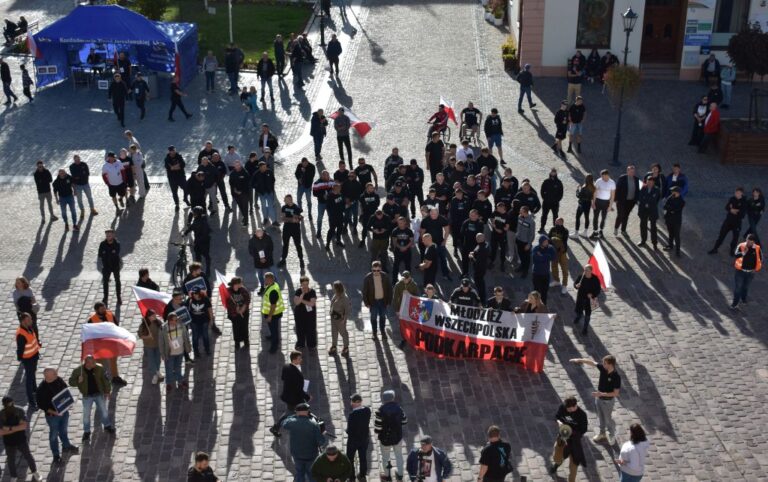 Policjanci zabezpieczali manifestację na jarosławskim rynku