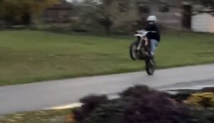 Dwóch 14-latków na motocyklach typu cross nie zatrzymało się do kontroli drogowej