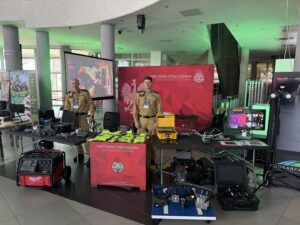 Strażacy pokazują zaawansowany sprzęt ratowniczy