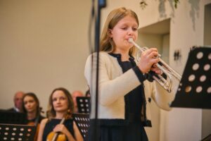 Hanna Hawer gra na trąbce hejnał Przeworska