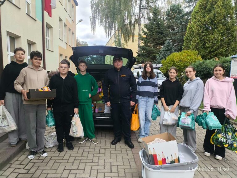 Zebrali karmę dla bezdomnych zwierząt ze schroniska w Orzechowcach