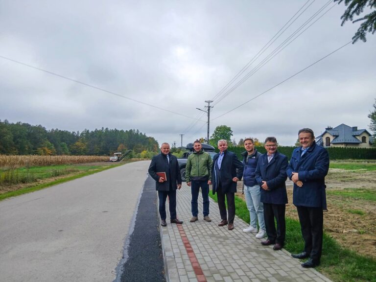 Koniec z chodzeniem po wąskim poboczu! Nowy trakt za 800 tys. zł na trasie Adamówka – Biele