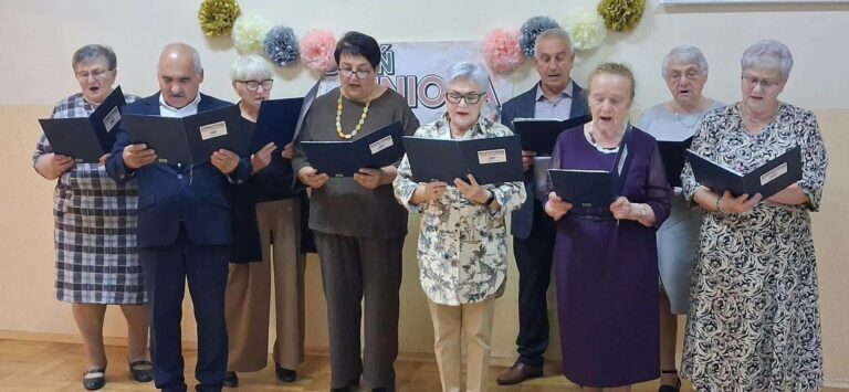 Seniorzy z Wólki Ogryzkowej udowodnili, jak świętować z klasą