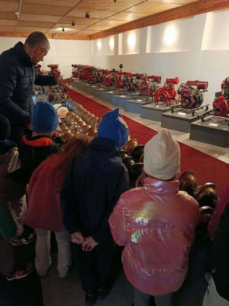 Mali Odkrywcy Na Tropie Dawnych Strażaków W Muzeum Pożarnictwa W Przeworsku 1 Mali Odkrywcy Na Tropie Dawnych Strażaków W Muzeum Pożarnictwa W Przeworsku