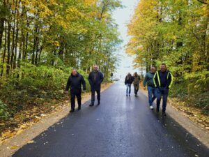 Leśnicy i samorząd zrzucili się na nowy asfalt, który połączył Czerce i Dobrą