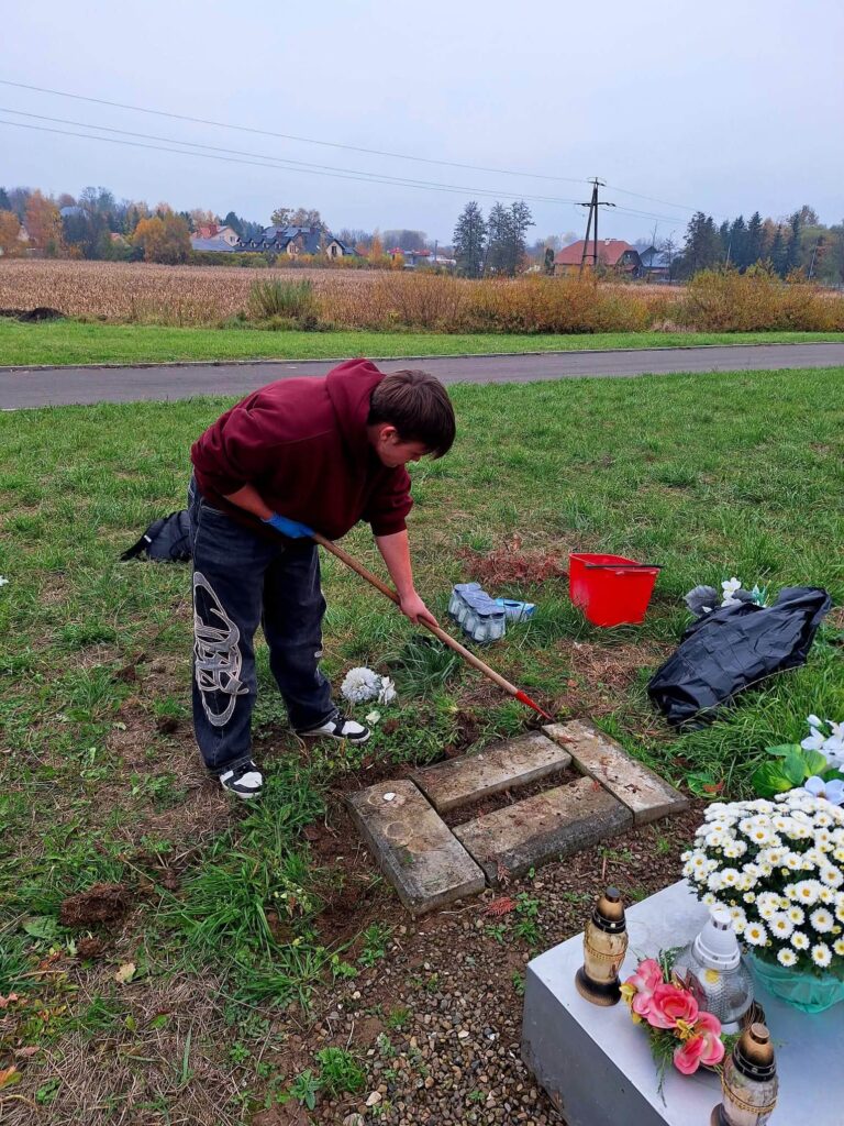 Uczniowie W Kańczudze Uporządkowali Opuszczone Groby Na Cmentarzu 2 Uczniowie W Kańczudze Uporządkowali Opuszczone Groby Na Cmentarzu