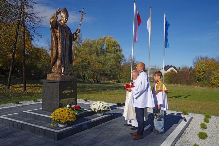 Nowa figura św. Jana Pawła II i wyremontowany parking przy kościele w Sieteszy