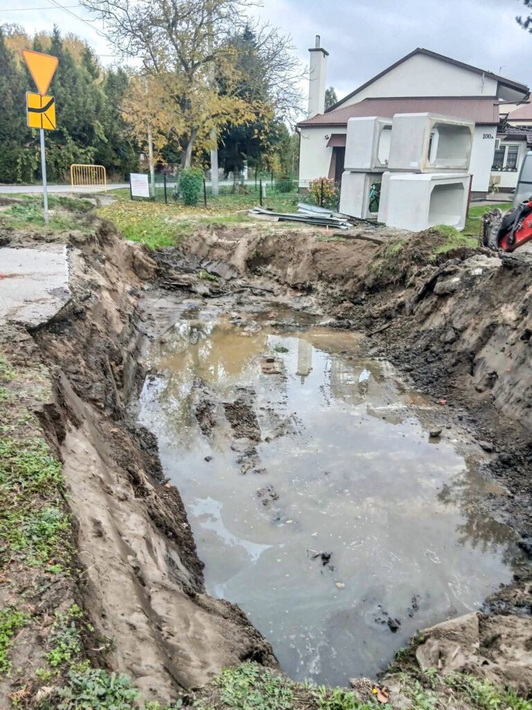 Przebudowa Drogi W Sieniawie I Jesienne Porządki W Powiecie. Drogowcy Szykują Sprzęt Na Zimę 1 Przebudowa Drogi W Sieniawie I Jesienne Porządki W Powiecie. Drogowcy Szykują Sprzęt Na Zimę