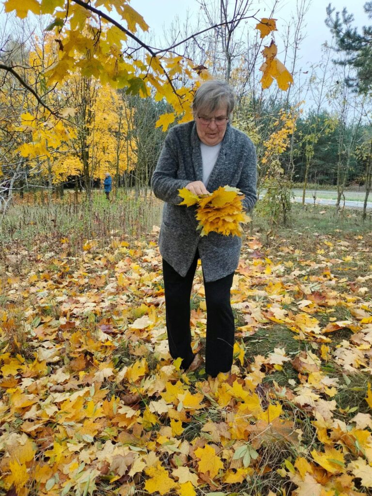 Seniorzy Z Com W Tryńczy Korzystają Z Uroków Złotej Jesieni 2 Seniorzy Z Com W Tryńczy Korzystają Z Uroków Złotej Jesieni