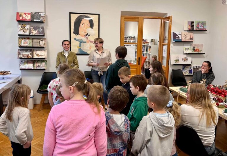 Uczestnicy projektu "Bezpieczny Dom" tworzyli stroiki i biżuterię