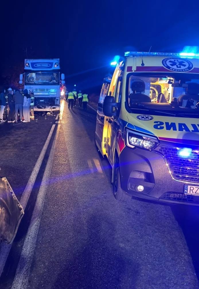 Wypadek Na Drodze Wojewódzkiej W Markowej. Trzy Osoby Poszkodowane 2 Wypadek Na Drodze Wojewódzkiej W Markowej. Trzy Osoby Poszkodowane