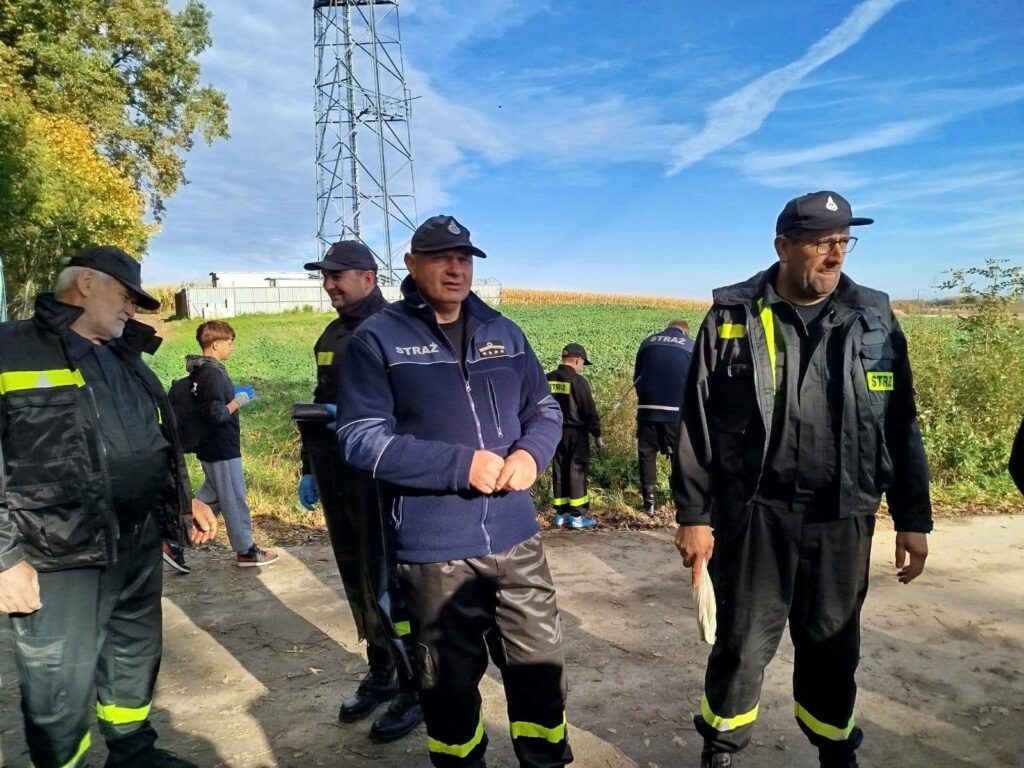 Wspólne Sprzątanie Lasu. Strażacy Osp, Leśnicy I Wójt Ruszyli W Teren 1 Wspólne Sprzątanie Lasu. Strażacy Osp, Leśnicy I Wójt Ruszyli W Teren