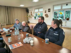 Policjanci z wizytą w Klubie Senior+ w Gniewczynie Łańcuckiej