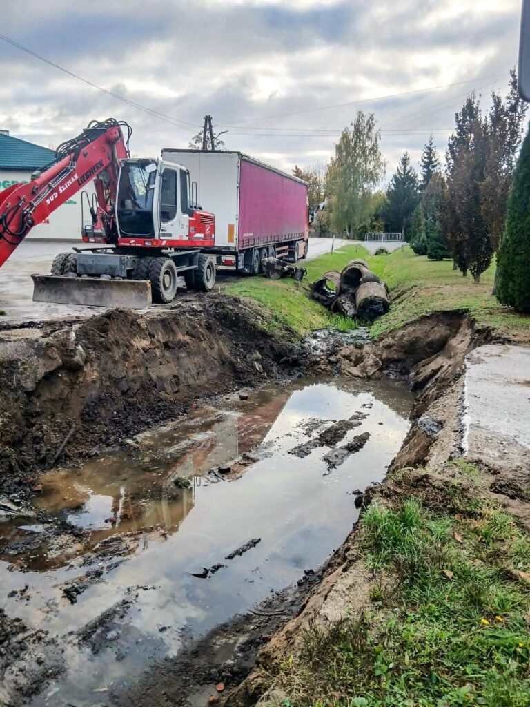 Przebudowa Drogi W Sieniawie I Jesienne Porządki W Powiecie. Drogowcy Szykują Sprzęt Na Zimę 2 Przebudowa Drogi W Sieniawie I Jesienne Porządki W Powiecie. Drogowcy Szykują Sprzęt Na Zimę