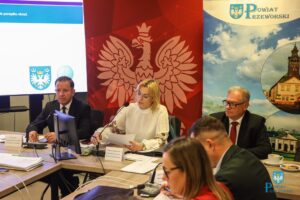 Nowa syrena alarmowa, chodniki i rozbudowa Starostwa