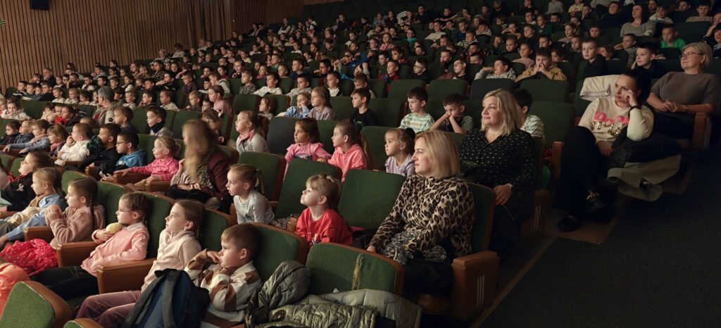 Królowa Śniegu I Brzydkie Kaczątko W Przeworsku! Krakowski Teatr Zaczarował Scenę Mok 1 Królowa Śniegu I Brzydkie Kaczątko W Przeworsku! Krakowski Teatr Zaczarował Scenę Mok