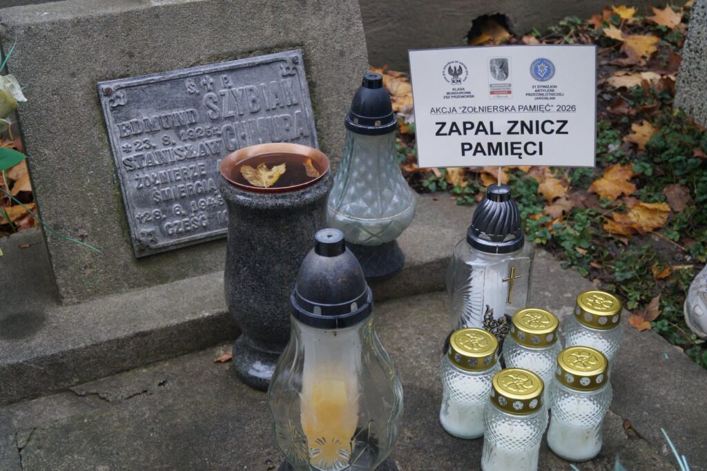 Tabliczki I Znicze Na Mogiłach Bohaterów. Zobacz, Co Robili Kadeci Z Przeworska 1 Tabliczki I Znicze Na Mogiłach Bohaterów. Zobacz, Co Robili Kadeci Z Przeworska