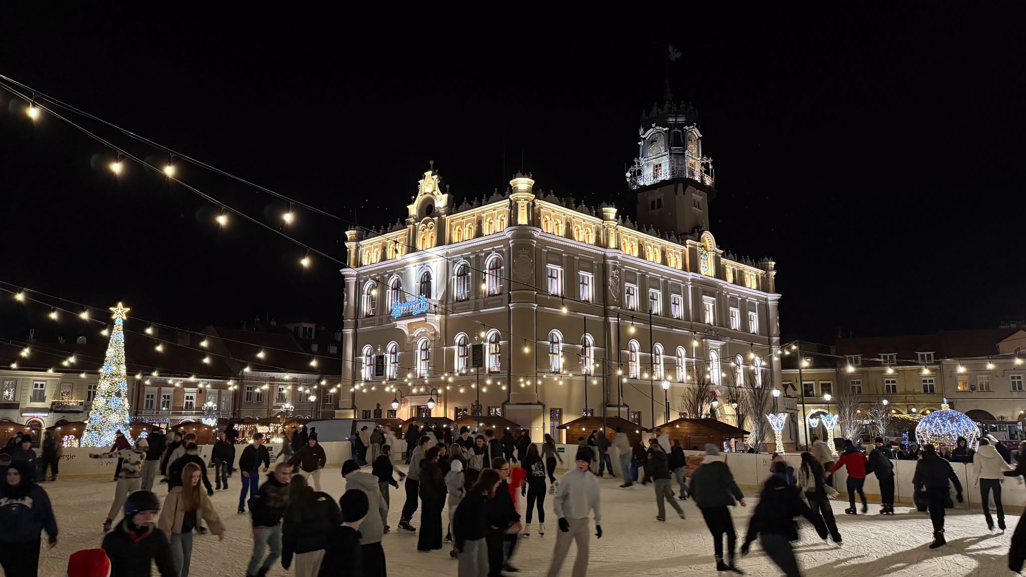 Lokalna Gazeta Internetowa 22 Koniec Z Płaceniem 150 Tysięcy Za Wynajem. Jarosław Kupił Własne Lodowisko Na Rynek